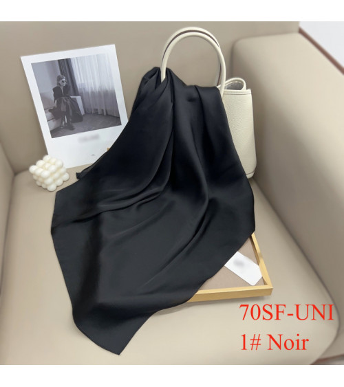 Foulard carré 70x70 au toucher soie uni coloris NOIR