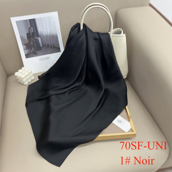 Foulard carré 70x70 au toucher soie uni coloris NOIR