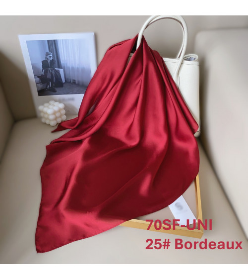 Foulard carré 70x70 au toucher soie uni coloris BORDEAUX